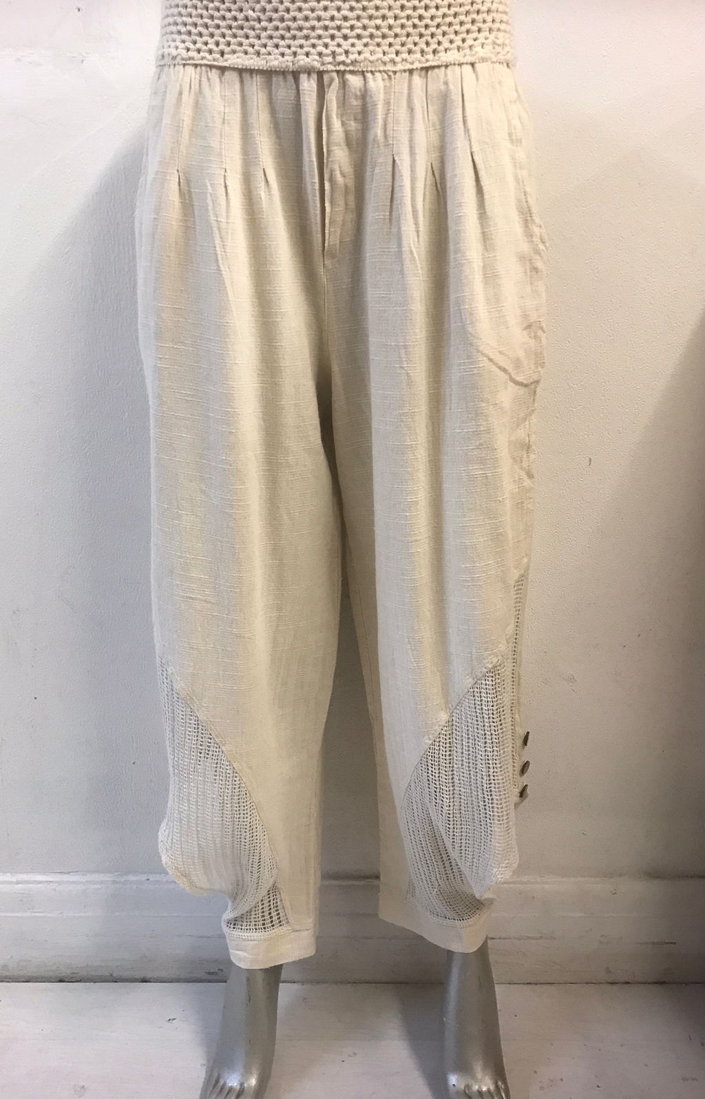 WOMEN ELASTIC WAIST BUTTON DETAIL COTTON TROUSER