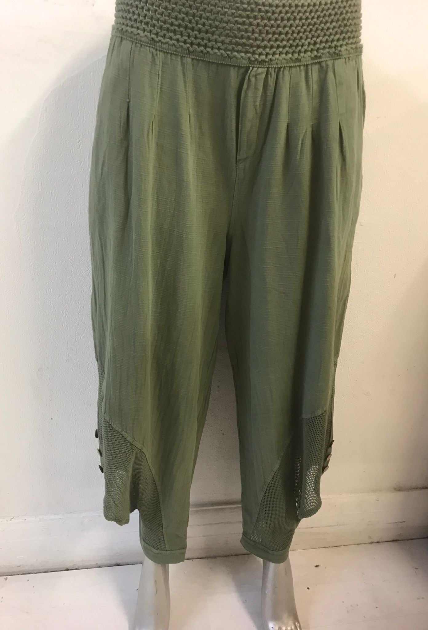 WOMEN ELASTIC WAIST BUTTON DETAIL COTTON TROUSER