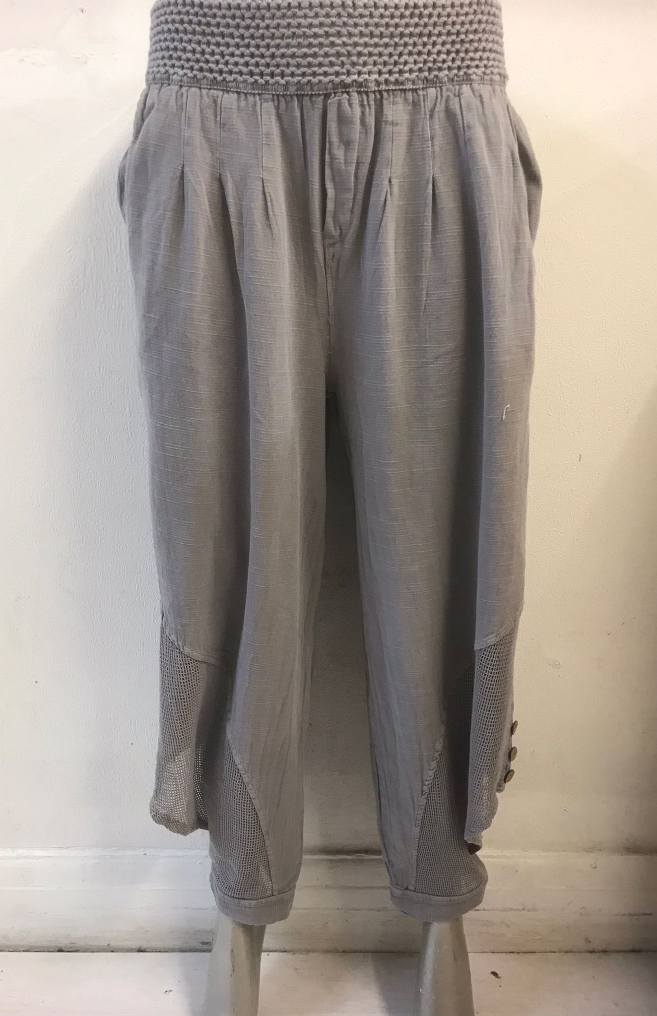 WOMEN ELASTIC WAIST BUTTON DETAIL COTTON TROUSER