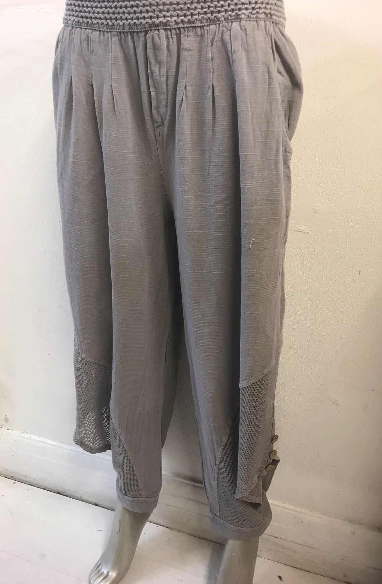 WOMEN ELASTIC WAIST BUTTON DETAIL COTTON TROUSER